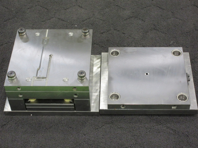 JIS K7139 ダンベル形引張試験片 TYPE_A1　金型写真
